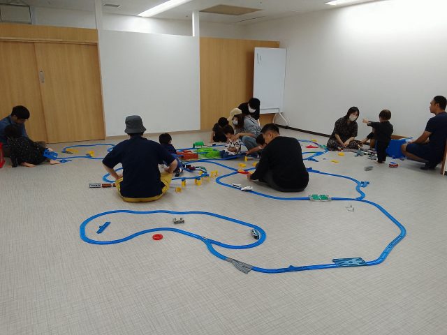 ぱぱとプラレールであそびました🚃